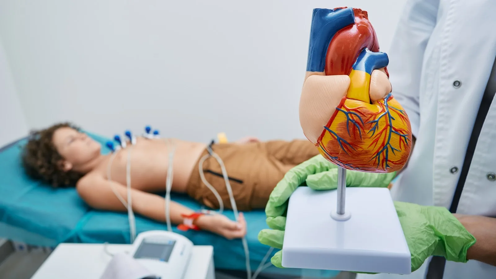 ¿Qué médico trata el dolor o presión en el pecho en Querétaro?